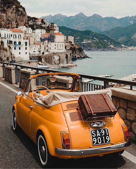 Tourist Fashion, Mode Teenager, Orange Car, Wallpaper Retro, Fotografi Kota, Italy Aesthetic, Foto Vintage, Iphone App, Fiat 500