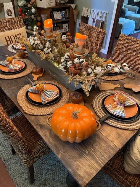 Dining Room Table Decor Farmhouse, Black Table Setting, Fall Table Settings Autumn, Thanksgiving Fireplace, Fall Dining Room Table Decor, Fall Dining Room Table, Thanksgiving Decor Ideas, Fall Centerpieces Diy, Fall Table Setting