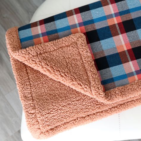 Flannel blanket with corner turned up to show sherpa lining. Beginner Sewing Projects Blankets, Linen And Flannel Blanket, Couture, Diy Tassel Blanket, Easy Flannel Blanket, Diy Sherpa Blanket, Flannel Sewing Ideas, How To Sew Fleece Fabrics, Projects With Flannel Fabric