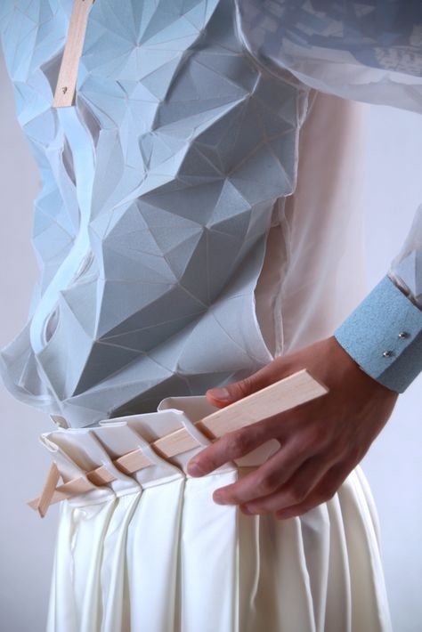 FYP @ HKDI Outfits 1 by Yung Wong Mode Origami, Origami Shirt, Architectural Fashion, Beautiful Origami, Origami Fashion, Sculptural Fashion, Geometric Fashion, Textil Design, 3d Fashion
