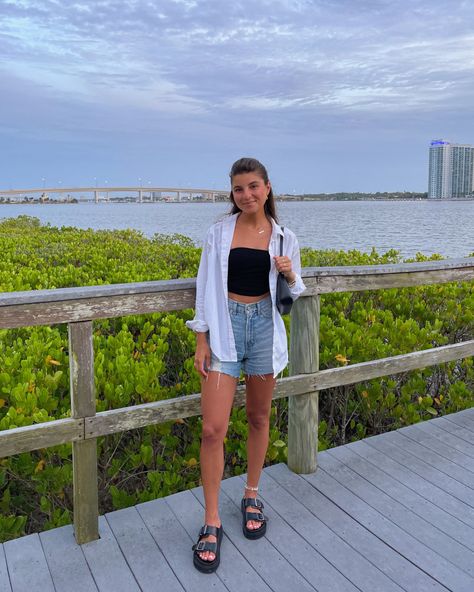 Summer Jean Shorts Outfit, Look Short Jeans, Platform Sandals Outfit, Denim Shorts Outfit Summer, Looks Com Short, Short Pants Outfit, Look Con Short, Jean Short Outfits, Denim Shorts Outfit