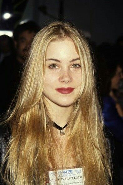 Christina Applegate 90s Red Lip, Christina Applegate 80s, Christina Applegate 90s, Kelly Bundy, 1990 Style, Matte Red Lips, 90s Grunge Hair, Hair Evolution, Christina Applegate