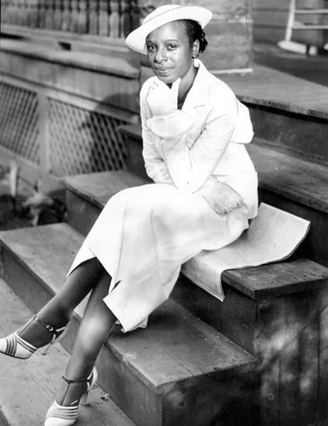 Minnie RUTH SOLOMON waiting at the train station for her fiance, Olympic champion Jesse Owens on the eve of their wedding - 1935, Cleveland, Ohio Polka Dot Top Outfit, African American History People, African American Clothing, 1930's Dresses, Jesse Owens, Homemade Dress, African American Fashion, Blues Musicians, History People