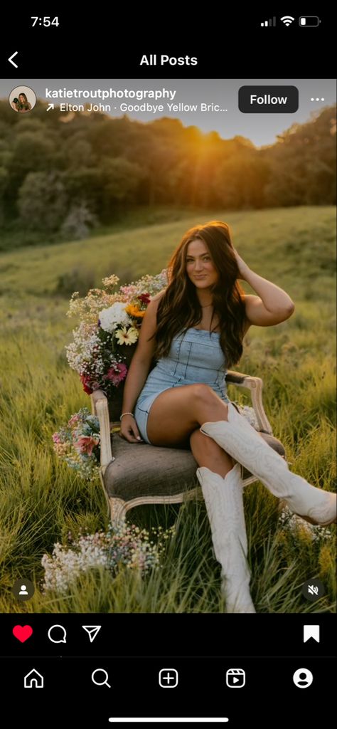 Western Senior Pics Outfits, Senior Pictures With Confetti, Ffa Picture Ideas, Livestock Pictures Senior Pics, Senior Wildflower Pictures, Senior Pictures With Horses Ideas, Outfit Ideas Senior Pictures, Summer Senior Pictures Outfits Country, Senior Picture Ideas Christian