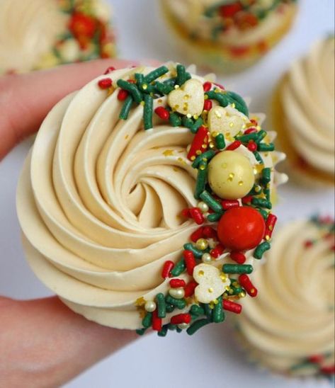 Cupcake Sprinkles Decoration, Holiday Bakery Ideas, Christmas Cupcake Gift Box Ideas, Christmas Cupcakes Decoration Elegant, Winter Cupcake Decorating Ideas, Decorated Christmas Cupcakes, Grinch Themed Cupcakes, Christmas Theme Cupcakes, Christmas Decorated Cupcakes