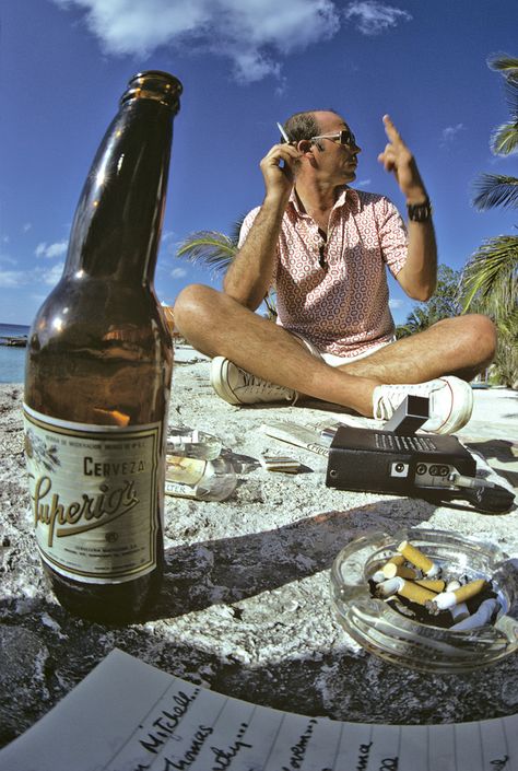 Hunter ordering two more cervezas during the interview. YOLO style Cozumel, Bukowski, Hunter Thompson Art, Gonzo Journalism, Hunter Thompson, Hunter S Thompson, Fear And Loathing, Hunter S, Beach Bars