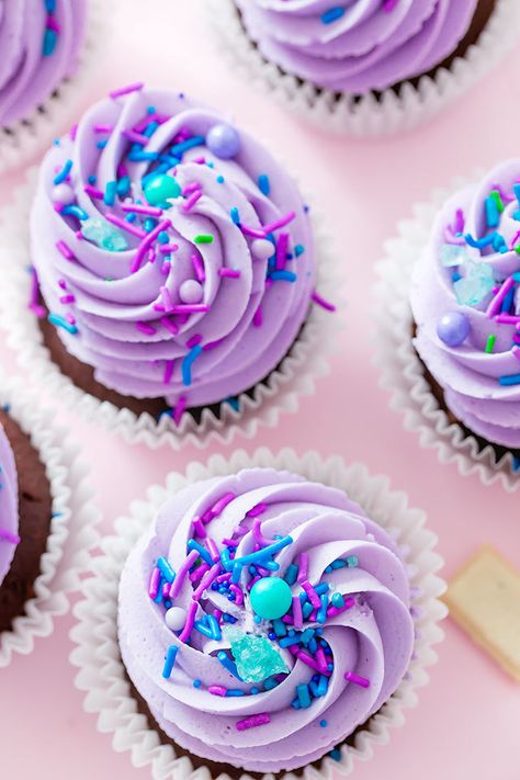 Filled Chocolate Cupcakes, Purple Cupcakes, Cupcake Cake Designs, Filled Cupcakes, Rainbow Food, Easy Cupcakes, Cupcake Designs, Chocolate Filling, Deilig Mat