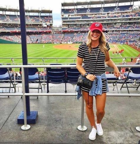 The 5 Baseball Outfit Looks That'll Make You Want To Go To A Game Women Baseball Outfit, Braves Game Outfit, Soccer Game Outfits, Baseball Jersey Outfit Women, Baseball Cap Outfit Spring, Ball Cap Outfit, Baseball Jersey Outfit, Baseball Mom Outfits, Soccer Mom Outfits