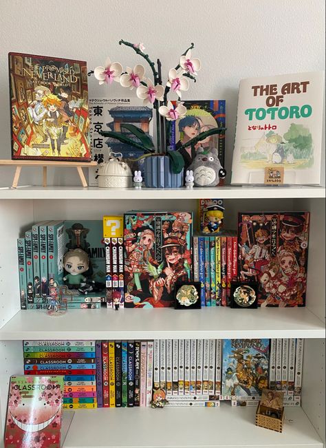 Fandom Room Ideas, Anime Shelves Aesthetic, Cute Manga Collection, Small At Home Library, Anime Book Shelf Aesthetic, Manga Collection Shelf Aesthetic, Manga Shelf Organization Ideas, Room Inspo With Bookshelf, Aesthetic Manga Bookshelf