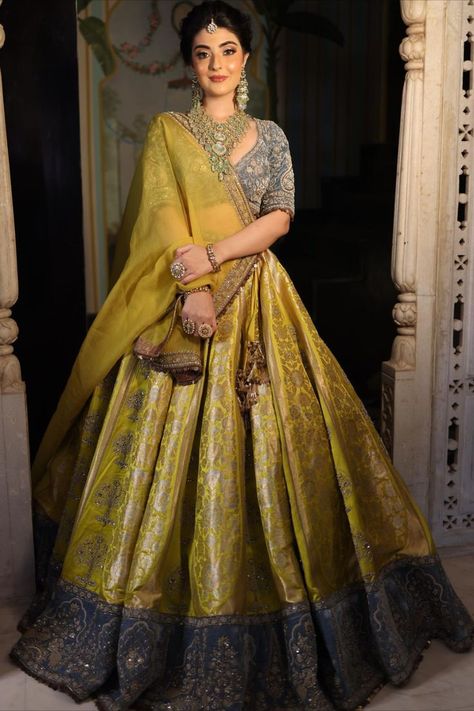 Dirndl, Banarsi Lehenga, Simple Lehenga, Banarasi Lehenga, Lehenga Saree Design, Latest Bridal Lehenga, Lehenga Designs Simple, Indian Outfits Lehenga, Indian Bride Outfits