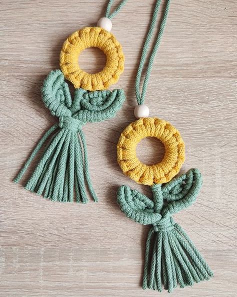 Macrame Charm Diy, Macrame Pumpkin Keychain, Macrame Spool Holder, Macrame Sunflower Keychain, Macrame Seashell Tutorial, Macrame Mushroom Keychain, Macrame Sunflower Tutorial, Disney Macrame, Spring Macrame Ideas