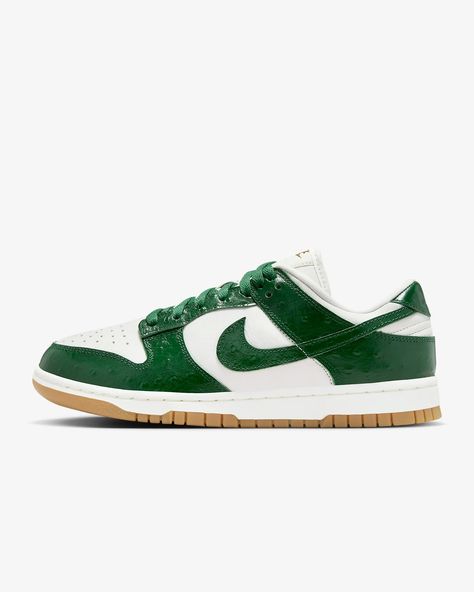 Nike Dunk Low LX Women's Shoes. Nike.com Boty Nike, Nike Models, Nike Gold, Nike Dunk High, Nike Shox, Air Jordan 3, Nike Air Max Plus, Basketball Sneakers, Jordan 5