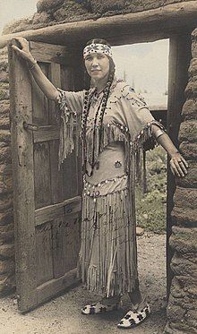 Tsianina Redfeather Blackstone - Wikipedia Muscogee Creek Indian, Eufaula Oklahoma, Muscogee Creek, Grand Island Nebraska, Beads Dress, Creek Indian, Native Women, Native American Music, Lake Cabins