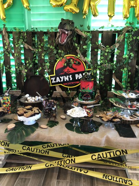 Jurassic World Party Decor, Lego Jurassic World Birthday Party, Jurassic Park Party Diy, Jurassic World Birthday Party Decor, Lego Jurassic World Party, Jurassic Park Party Food, Dinosaur Backdrop Ideas, Jurassic World Party Decorations, Jurassic Park Party Decorations