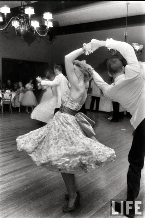 Swing dancing in the 50s Buenaventura, Swing Dance Aesthetic, Danse Swing, Moda Pin Up, Vintage Dance, Lindy Hop, Swing Dancing, Dance Like No One Is Watching, Dancing Aesthetic