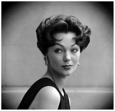 https://flic.kr/p/pqxYvq | Ivy Nicholson 1953 | Hair by Marcel. Found via Google Image Search. Italian Haircut, 1950 Costumes, Ivy Nicholson, Classy Hair, 1950 Women, Italian Hair, 1950s Hairstyles, 50s Hairstyles, Actrices Hollywood