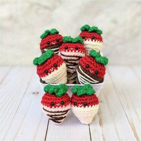 Amigurumi Patterns, Food Plush, Beginner Crochet Pattern, Easy Crochet Animals, Crochet Strawberry, Crochet Food, Kawaii Crochet, Beginner Crochet Projects, Beginner Crochet