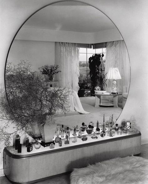 Dream vanity Los Angeles home of Eleanor Penner designed by Paul T. Frankl | circa 1938  #paulfrankl #1930sdesign #1930sarchitecture Arte Art Deco, Art Deco Table, 아파트 인테리어, غرفة ملابس, Art Deco Lighting, Deco Furniture, Art Deco Furniture, Decor Minimalist, Interior Deco