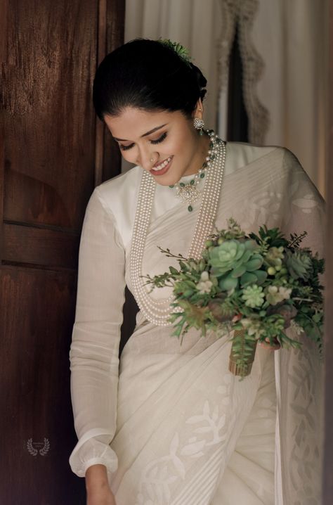 Christian Bridal Look, Malayali Wedding, Lotus Bouquet, Marriage Saree, Christian Brides, White Saree Wedding, Wearing Saree, White Sarees, Kerala Wedding Saree