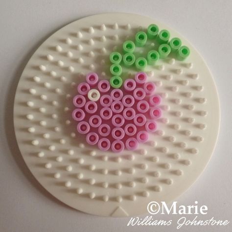 Melty Bead Patterns Circle, Small Hexagon Perler Bead Patterns, Cute Easy Perler Bead Ideas, Bead Mania Ideas, Retro Perler Bead Patterns, Parlor Beads Ideas, Pink Perler Bead Patterns, Pink Perler Beads, Cute Perler Bead Patterns