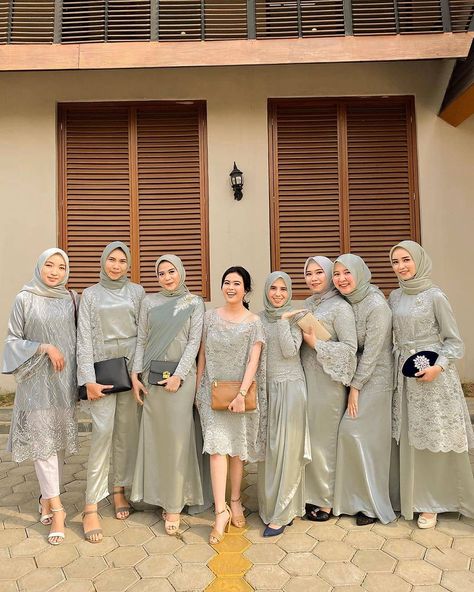 KEBAYA|BRIDESMAID|KONDANGAN on Instagram: “Temukan inspirasi Style Kondangan mu hanya di @kondanganoutfit 💖 - ________________///_______________ Follow & Tag @kondanganoutfit untuk…” Baju Bridesmaid Hijab, Model Kebaya Muslim, Style Kondangan, Baju Pengapit, Kebaya Bridesmaid, Kebaya Modern Hijab, Bridesmaid Hijab, Model Kebaya Modern, Kebaya Wedding