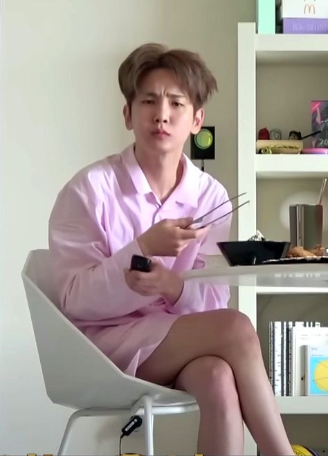 Key in pajama shorts with messy hair sitting with his legs crossed eating with a confused face Shinee Key Boyfriend Material, Key Shinee Boyfriend Material, Kim Kibum Shinee, Do Nothing Day, Shinee Meme, Kibum Shinee, Key Shinee, I Live Alone, Forever Mine