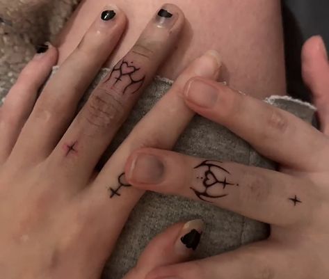 Cybersigil Matching Tattoo, Cybersigil Finger Tattoo, Alternative Finger Tattoos, Hand Tattoo Cybersigil, Alt Finger Tattoos, Heart Bat Tattoo, Matching Y2k Tattoos, Matching Alternative Tattoos, Bat Heart Tattoo