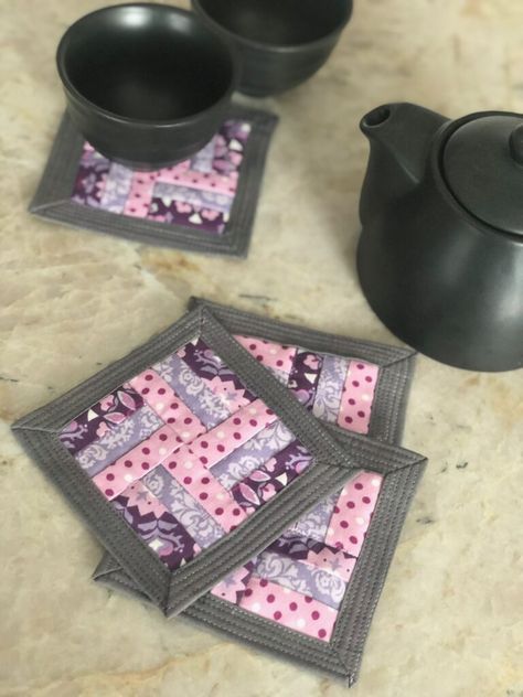 Quilted Coasters - Scrap Buster Project - Sulky Patchwork, Diy Placemats Fabric, Small Quilted Gifts, Beginner Quilting Projects, Quilted Coasters, Mug Rug Patterns, Quilted Potholders, Sewing To Sell, Scrap Busters