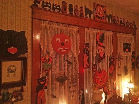 Patchwork, 2000s Halloween Decor, Old Halloween Decorations, Early 2000s Halloween Aesthetic, 2000s Fall Nostalgia, Halloween Nostalgia Aesthetic, Nostalgic Halloween Aesthetic, 2000s Halloween Aesthetic, 90’s Halloween