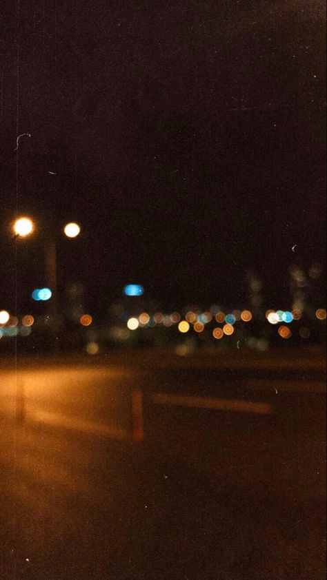 Wallpaper Blurred, Motion Blur Photography, Rainy Day Photography, Blurry Lights, City Lights At Night, Blurred Lights, Blur Photography, Photoshop Design Ideas, Dark Street