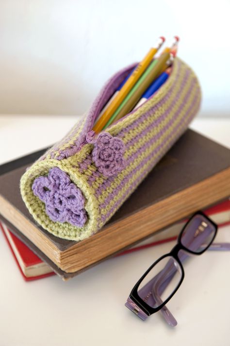 "Prety Pencil Case" from Crochet Today September/October 2009 issue. Crochet Pencil Case, Pencil Case Pattern, Crochet Pencil, Crochet Hook Case, Confection Au Crochet, Crochet Case, Crochet Pouch, Crochet Motifs, Crochet Bags Purses