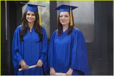 finally graduated! Selena Gomez Graduation, Disney Channel Graduation, Harper Finkle, Graduation Vibes, Maria Canals Barrera, Adam Gregory, Finally Graduated, Channel Outfits, Bieber Selena