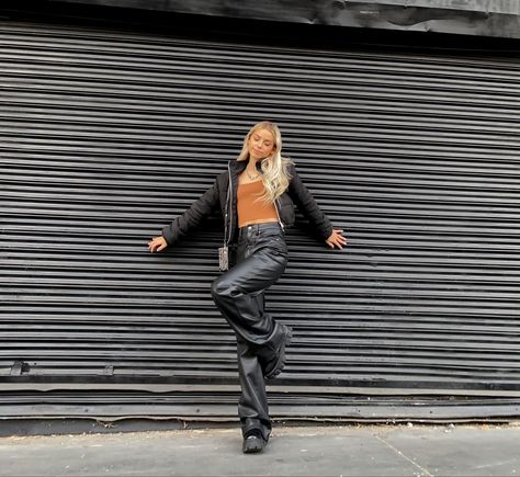 Garage Door Pictures Instagram, Wall Poses Instagram Aesthetic, Poses In Boots, Garage Shoot Photography, Instagram Street Picture Ideas, Black Wall Photoshoot, Streetstyle Photoshoot Ideas, Photoshoot Ideas Black Outfit, Blank Wall Photoshoot Ideas