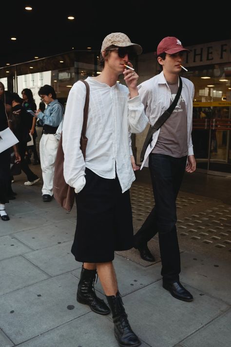 They Are Wearing: London Fashion Week Spring 2024 – WWD London Mens Outfits, Mens Paris Street Style, Paris Fashion Men Summer, Paris Men Street Style, 2024 Paris Fashion Week, Summer In Paris Fashion, Summer Fashion Paris, Mens London Fashion, Men Outfits 2024