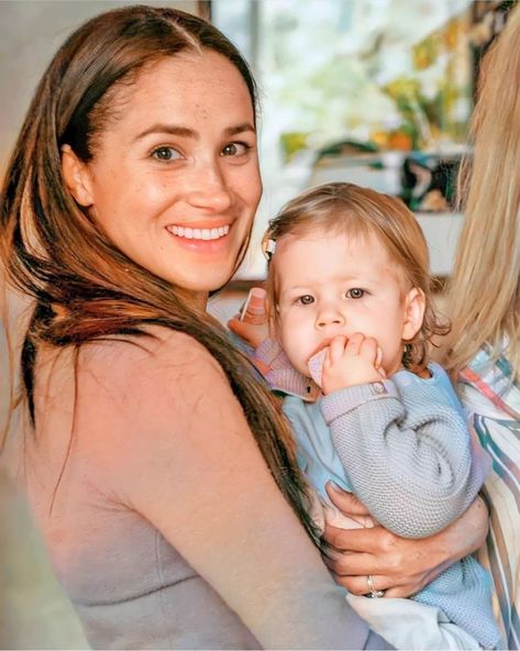 Adorable photos from Lilibet's first birthday, which held on June 4 in Windsor, England, has been released. Prince Harry and Meghan Markle... #royal #royalfamily #harry #princeharry #meghan #meghanmarkle #kate #katemiddleton #princewilliam #princecharlse #camilla #queenelizabeth #celebrity #royalstyle Princ Harry, Prince Harry Et Meghan, Markle Prince Harry, Prins Harry, Prince Harry And Megan, Meghan Markle Prince Harry, Kate And Meghan, Prinz Harry, Meghan Markle Style