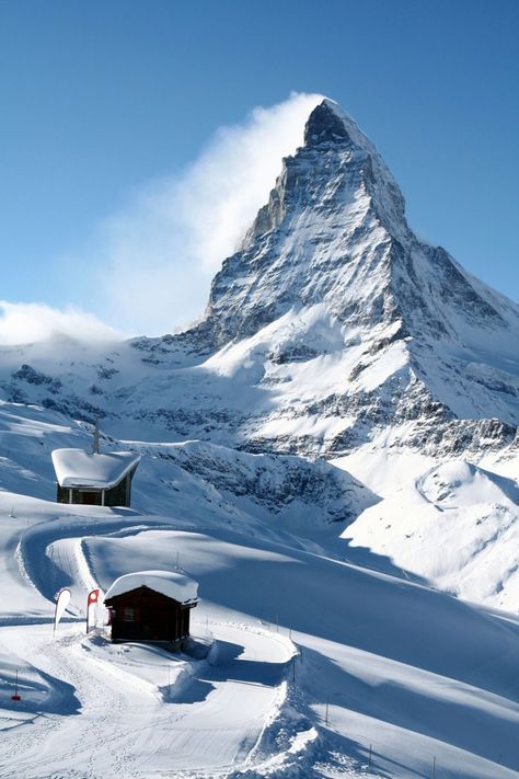 Ski slope with two small mountain cabins on the side and the Matterhorn Peak behind. Swiss Alps Winter, Winters Tafereel, Monte Everest, Mountains Aesthetic, Winter Schnee, Mountain Landscape Photography, Luxury Ski Chalet, Luxury Ski, Tapeta Pro Iphone