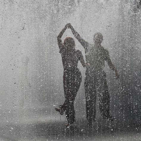 Bir gün seninle, yağmurun altında el ele, sırılsıklam birbirimize. 💙 Relationship Visionboard, I Love Rain, Love Rain, Singing In The Rain, Foto Vintage, The Perfect Guy, Foto Art, Dancing In The Rain, Jolie Photo