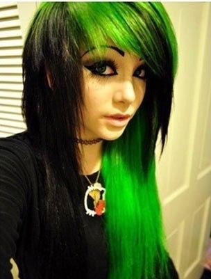 There's just something about this style of hair that makes me love it even though it's not 2008. Plus, that neon green is my favorite color. Emos Haj, Emo Makeup Tutorial, Fete Emo, Black And Green Hair, Emo Hairstyle, Emo Scene Hair, Scene Girl, Snakebites, Emo Makeup