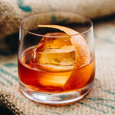 Old Fashion Drink Recipe, Brandy Old Fashioned, Bourbon Old Fashioned, Whisky Sour, Old Fashioned Drink, Most Popular Cocktails, Bourbon Drinks, Classic Cocktail Recipes, Best Bourbons