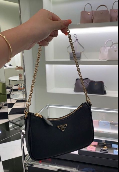 Shoulder Bag With Chain, Trendy Designer Bags, Tas Prada, Expensive Purses, Prada Purse, Guess Bag, Prada Purses, Bags For Ladies, Dream Bags