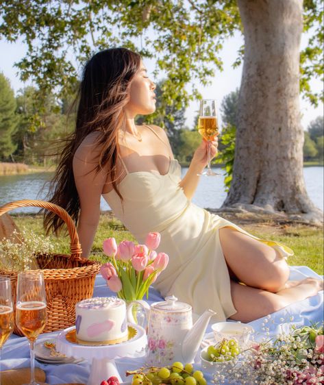 Holding Picnic Basket Pose, Garden Picnic Photoshoot Ideas, Birthday Picnic Dress Outfits, Bachelorette Picnic Outfit, Yellow Themed Picnic, Plus Size Picnic Photoshoot, Aesthetic Picnic Setup, Birthday Picnic Aesthetic Pictures, Picnic With Girlfriends