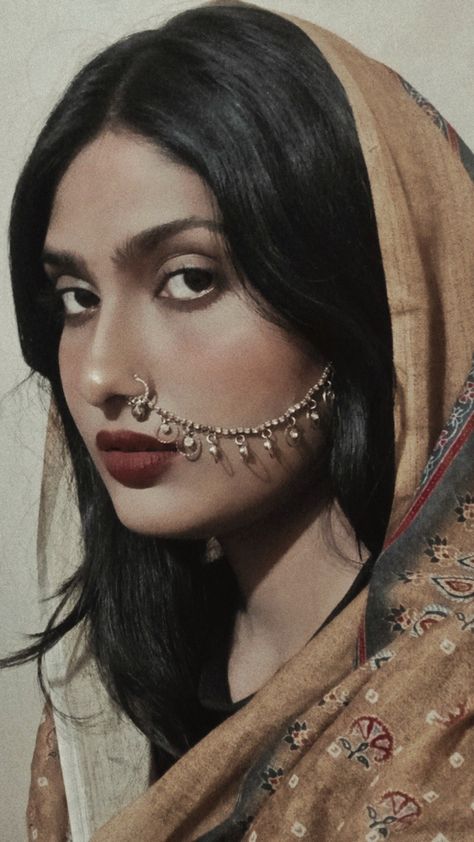 Indian Queen Aesthetic, Nose Peircing, Indian Eyes, Cut Crease Eyeshadow, Couple Pregnancy Photoshoot, Models To Draw, Desi Fashion Casual, Self Portrait Poses, Gold Jewelry Sets