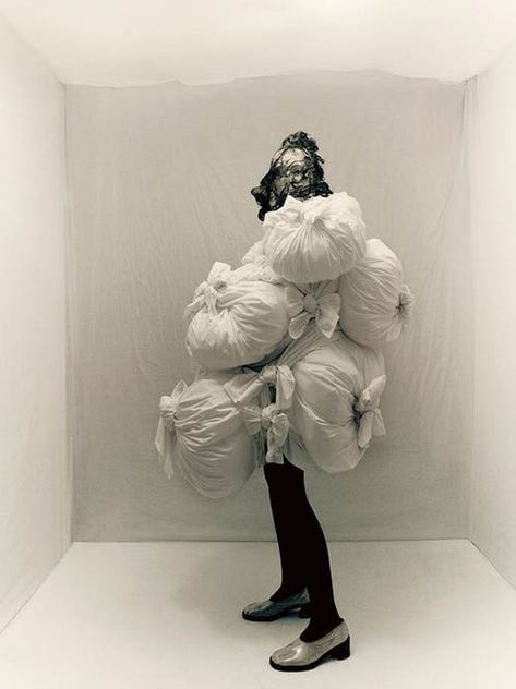 Conceptual Fashion, Vogue Paris, Rei Kawakubo Comme Des Garcons, Mode Editorials, Sculptural Fashion, Paolo Roversi, Anti Fashion, Rei Kawakubo, Ex Machina