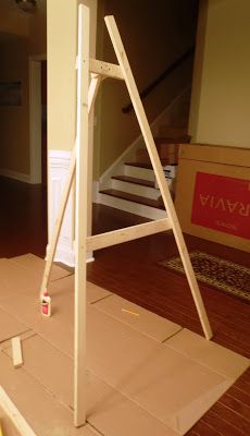 Build this easel for under $15!     Easels are just three-legged stand but are expensive when buying the commercially manufactured one.   ... Woodworking Clock Projects, Art Display Panels, Diy Easel, Floor Easel, Workbench Plans Diy, Artist Easel, Woodworking Basics, Wood Scraps, Wooden Easel