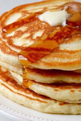 This trio of thick and fluffy pancakes, on the menu at one of New York’s best hotels, are irresistible when soaked with real maple syrup. See how to make them at home below. Chiken Alfredo, Tuna Noodles, Vegan Pancake Recipes, Perfect Pancakes, Almond Meal, Vegan Banana, What's For Breakfast, Breakfast Pancakes, Lose Pounds