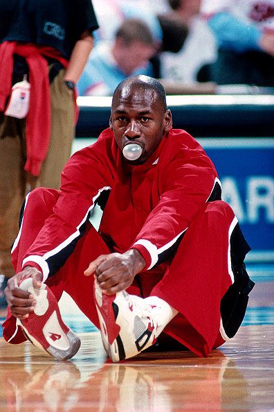 Tenis Basketball, Michael Jordon, Michael Jordan Art, Mode Hip Hop, Looks Hip Hop, Michael Jordan Pictures, Jeffrey Jordan, Michael Jordan Photos, Ben Johnson