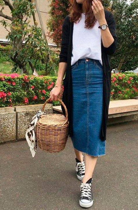 Looks Jeans, Sneaker Outfits Women, Denim Skirt Outfits, Trendy Skirts, Mode Casual, Outfit Trends, Jeans Rock, Mode Hijab, 가을 패션
