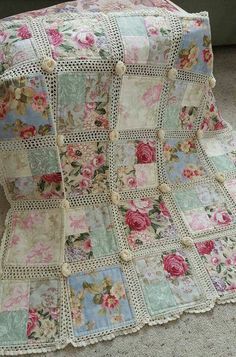 Crochet & Fabric Quilt Tutorial Shabby Chic Decorating, French Country Quilt, Crocheting Blanket, فن النسيج, Chic Decor Diy, Shabby Chic Quilts, Shabby Chic Background, Crochet Blanket Edging, Shabby Chic Decor Diy