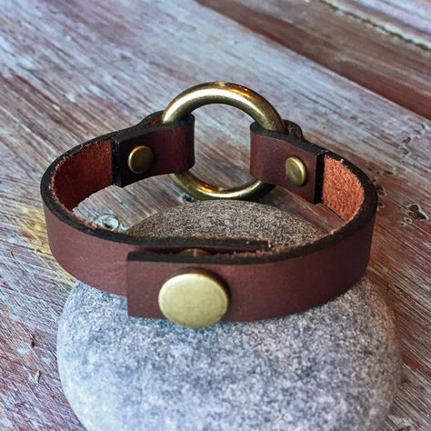 Cuff Bracelets Diy, Simple Leather Bracelet, Leather Bracelet Tutorial, Leather Bracelet For Women, Handmade Leather Jewelry, Leather Jewelry Making, Leather Working Patterns, Diy Leather Bracelet, Leather Jewels