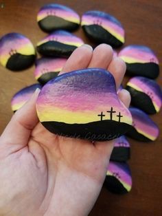 Jesus Crafts For Teens, Flowers Rock Painting, Bible School Crafts For Kids, Cute Rock Painting Ideas, Cute Rock Painting, Colored Rocks, Rock Painting Ideas, Diy Ostern, Christian Crafts